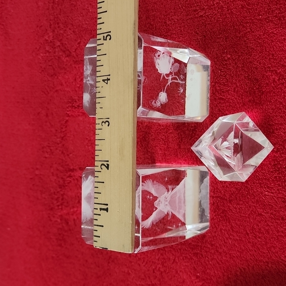 3 piece of 3D Glass paper weights Display. - Picture 10 of 10